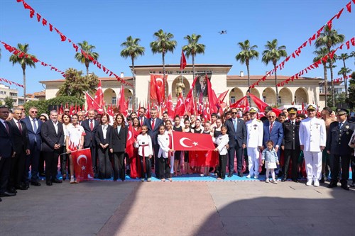 VALİMİZ SAYIN ATİLLA TOROS, EŞİ DUDU İREM TOROS HANIMEFENDİ "19 MAYIS ATATÜRK'Ü ANMA, GENÇLİK VE SPOR BAYRAMI" KUTLAMA PROGRAMINA KATILDI