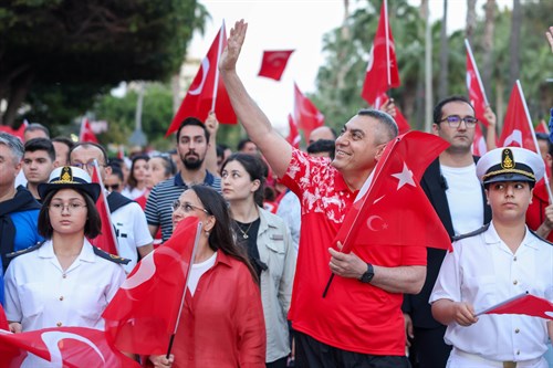 VALİMİZ SAYIN ATİLLA TOROS, EŞİ DUDU İREM TOROS HANIMEFENDİ DÜZENLENEN “100 METRE UZUNLUĞUNDA TÜRK BAYRAĞI İLE GENÇLİK YÜRÜYÜŞÜ” ETKİNLİĞİNE KATILDI