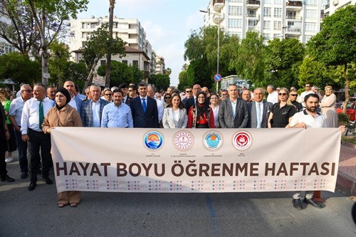 VALİMİZ SAYIN ATİLLA TOROS’UN EŞİ DUDU İREM TOROS HANIMEFENDİ, İL MİLLÎ EĞİTİM MÜDÜRLÜĞÜ TARAFINDAN DÜZENLENEN KUTLAMA ETKİNLİKLERİNE KATILDI